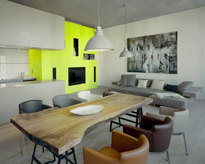 Mesa con figuras en un interior de estilo loft