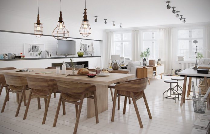 Sillas de madera en el interior