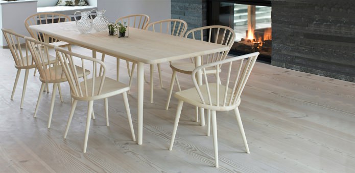 Sillas de madera en el interior