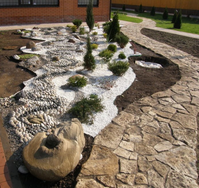 Combinación de piedras y lascas de piedra