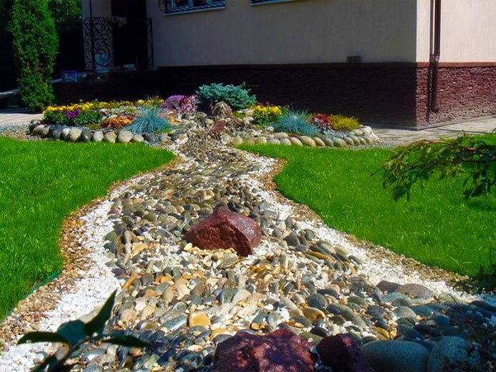 arroyo seco y brillante