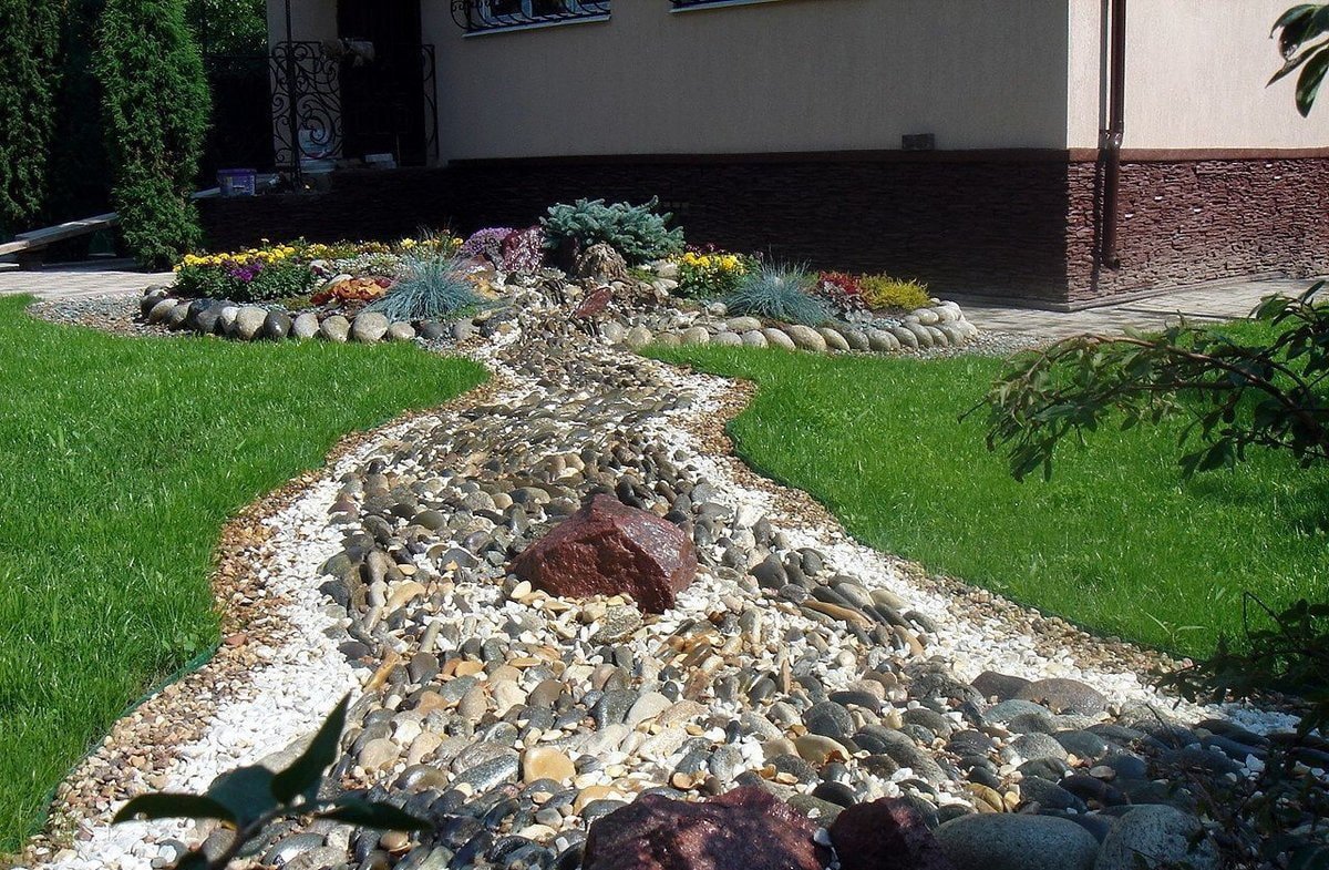 ¿Cómo decorar un arroyo seco en un sitio?