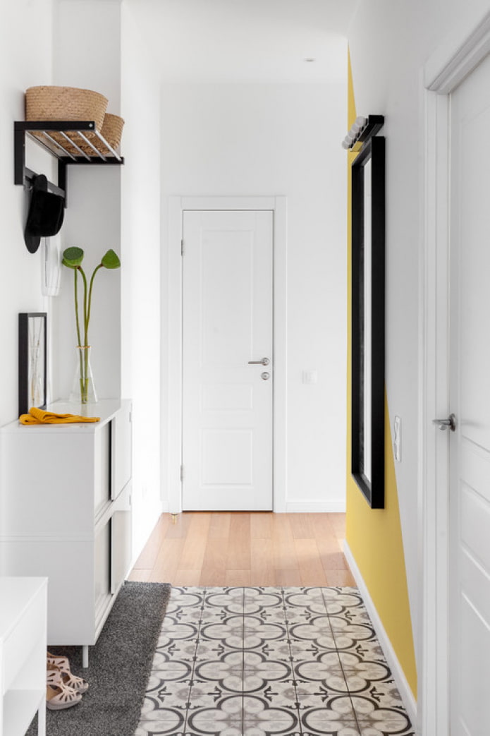 pasillo con detalles brillantes