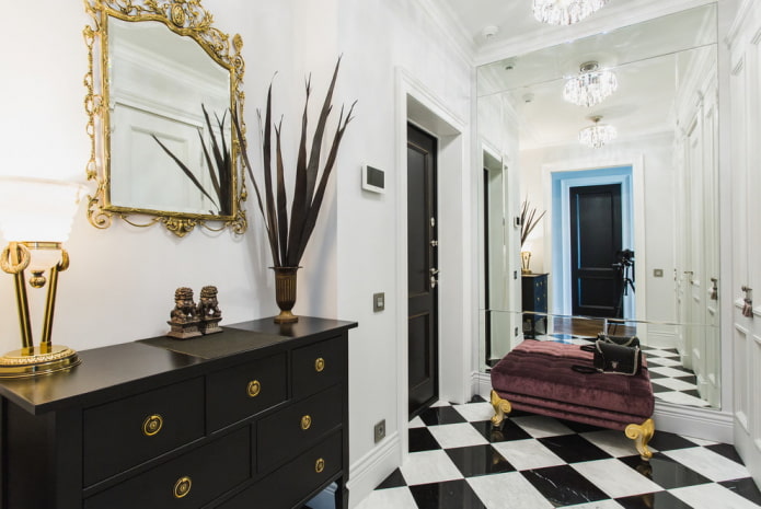 Muebles oscuros en el pasillo