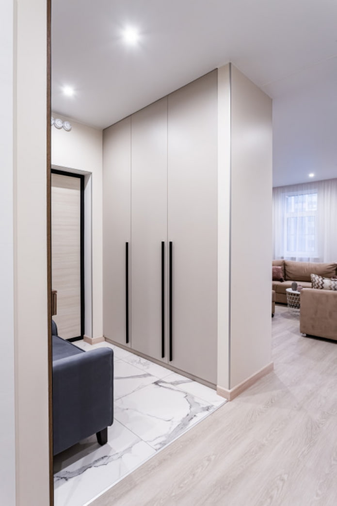 Muebles empotrados en el pasillo