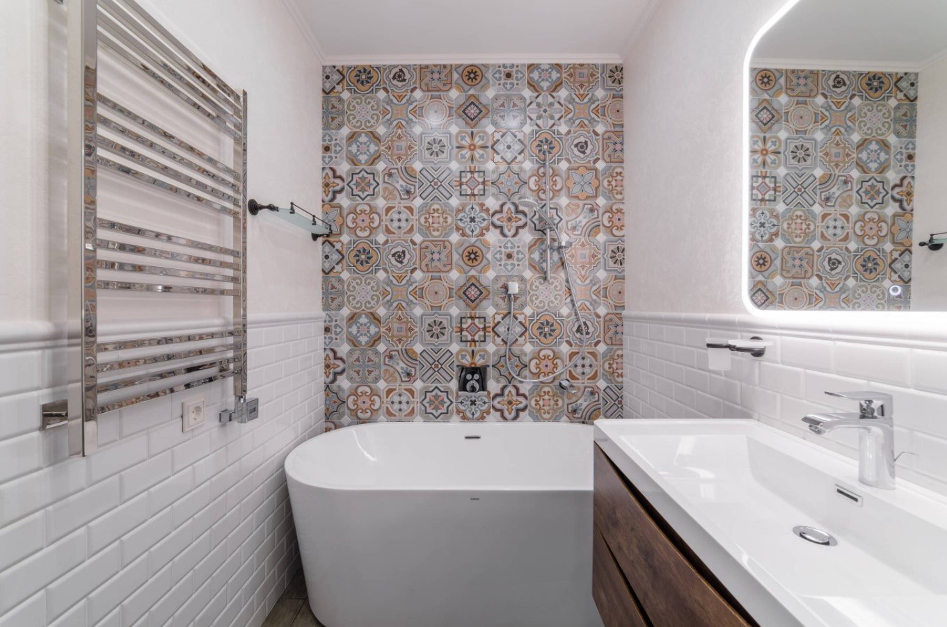 baño blanco con panel