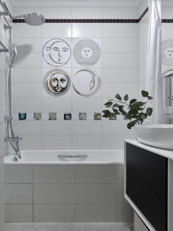 decoración de azulejos brillantes en el baño
