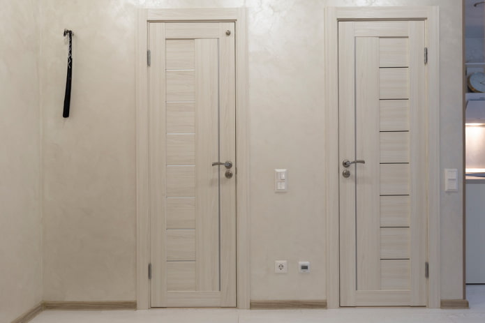 Puertas de acordeón de un tono claro en el interior