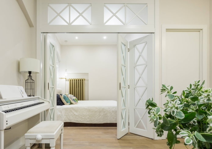Puertas de acordeón de un tono claro en el interior