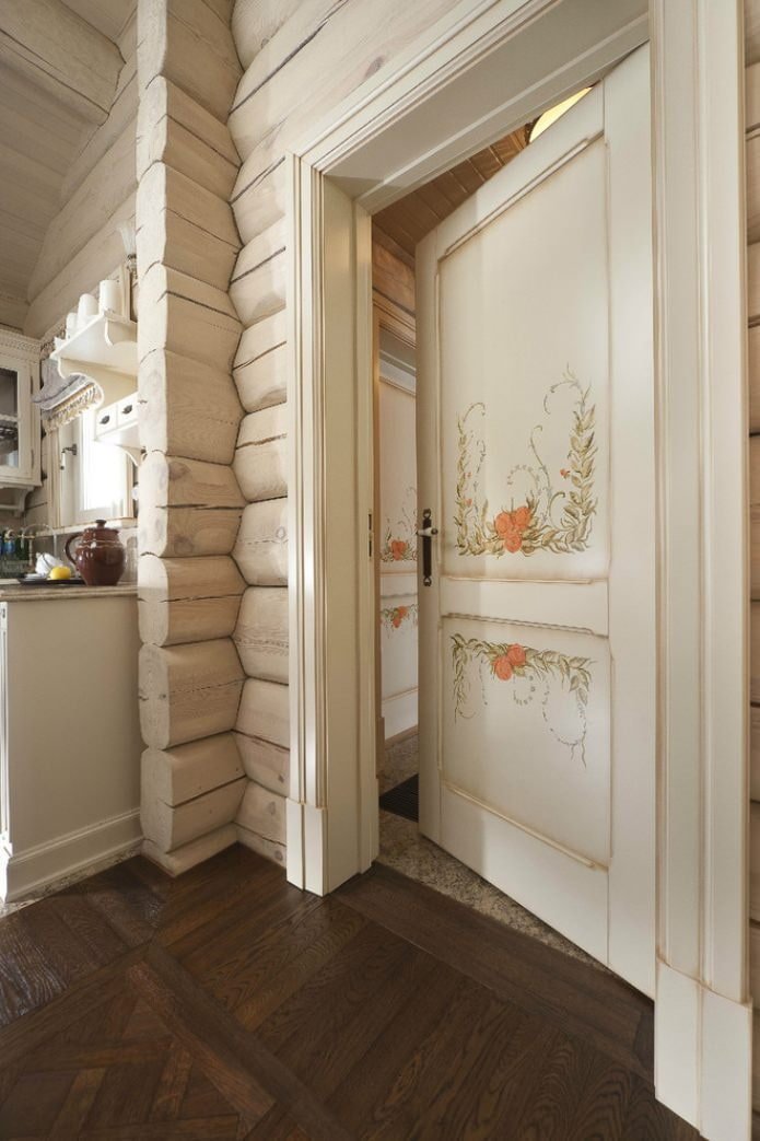 Puertas claras con diseños en el interior