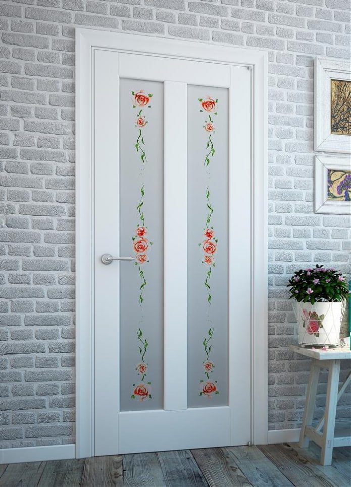 Puertas claras con diseños en el interior