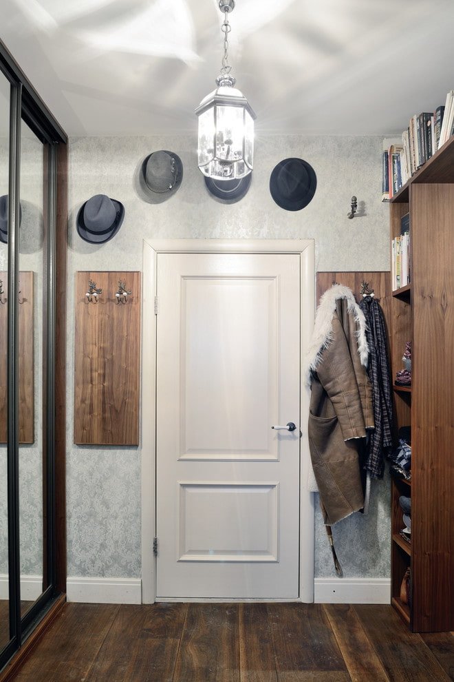 Puertas claras en combinación con suelo oscuro