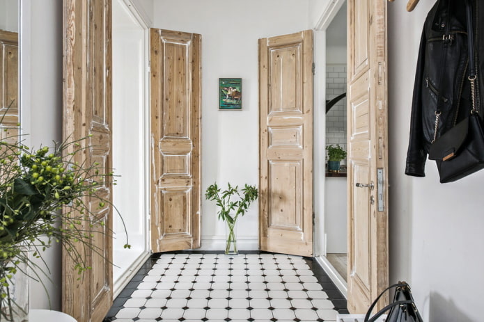 Puertas claras con pátina en el interior