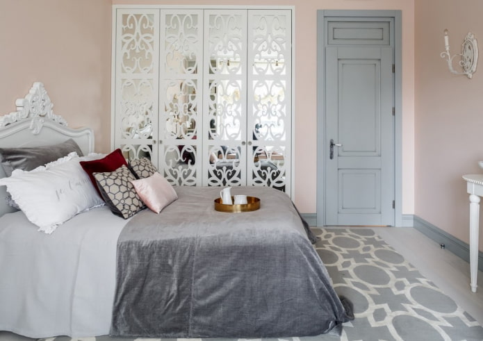 puertas de colores claros en el dormitorio