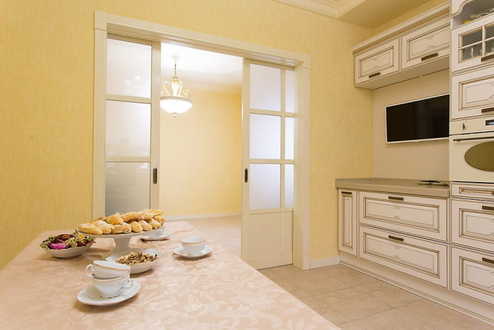 Puertas claras en la cocina