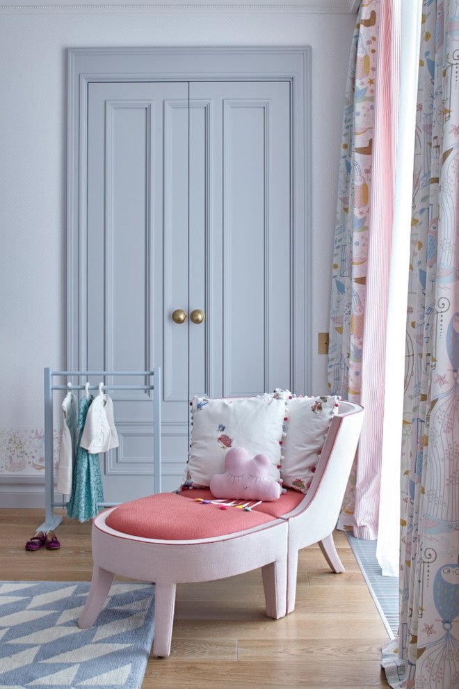 Puertas de colores claros en combinación con los muebles del interior