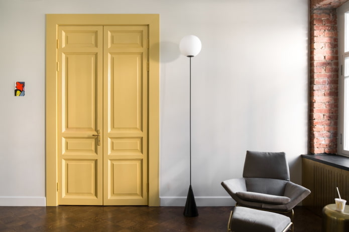 Puertas amarillo claro en el interior