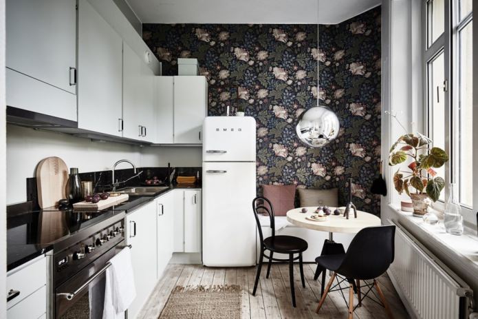 papel pintado oscuro con un gran estampado floral en la cocina