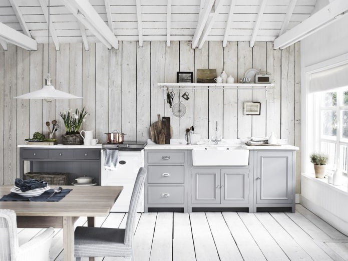 suelo blanco en el interior en estilo provenzal