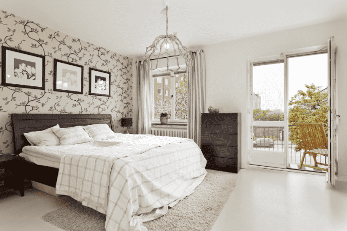 Muebles oscuros y suelo blanco