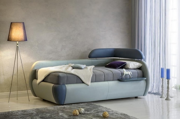 ottoman plegable con tapicería de cuero en el interior