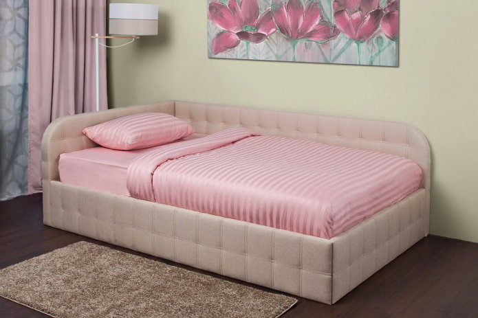 Cama de día con tapizado de cuero en el interior