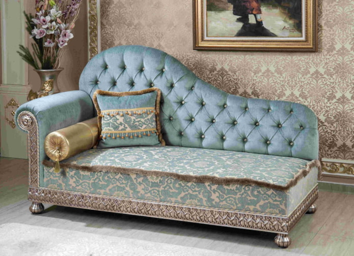 Otomana en el interior de estilo clásico