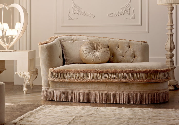 Otomana en el interior de estilo clásico