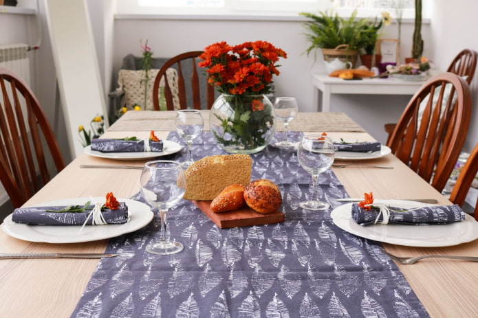Arreglo de mesa con camino de mesa y servilletas