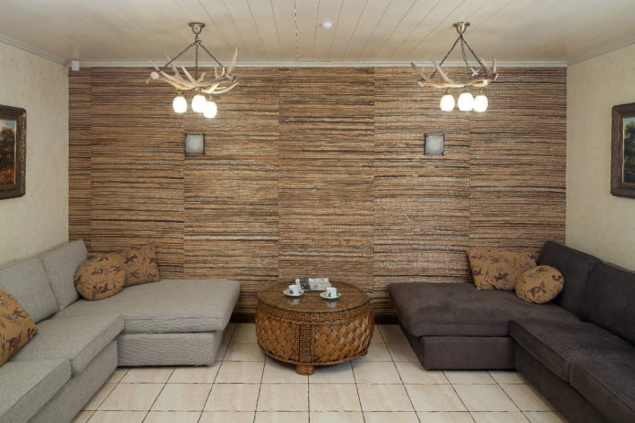 papel pintado de yute en el interior del salón