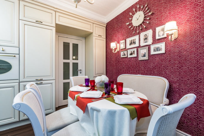 papel pintado de tela roja en la cocina