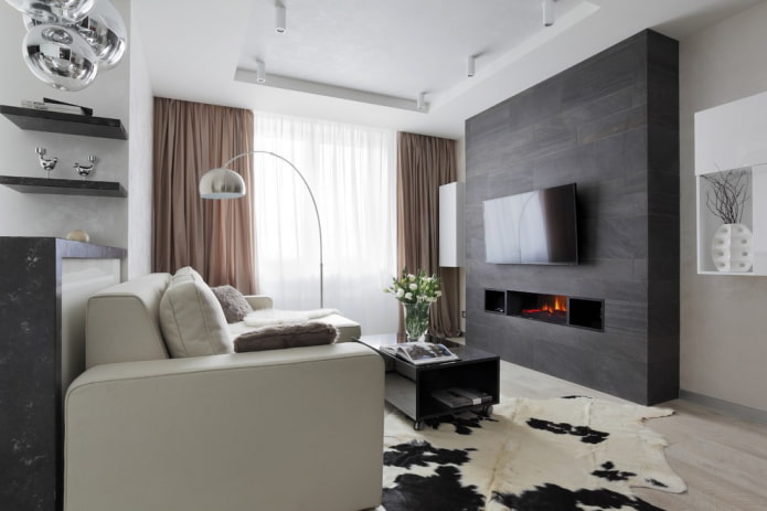 Chimenea debajo del televisor en el interior