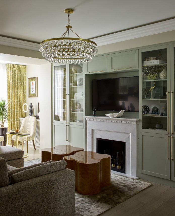TV y chimenea integradas en los muebles del interior