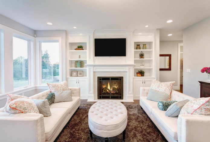 TV y chimenea integradas en los muebles del interior