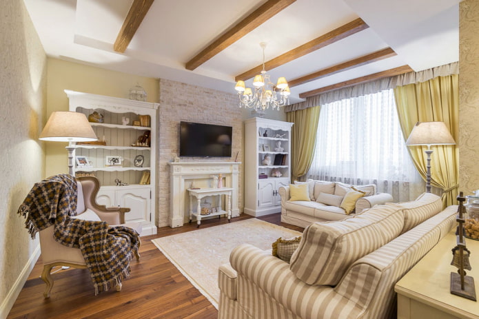 Panel de TV sobre la chimenea en un interior de estilo provenzal