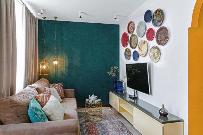 Televisor en la pared con Panel decorativo en el recibidor