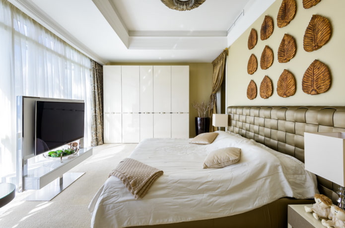 TV en un interior de dormitorio en un estilo moderno