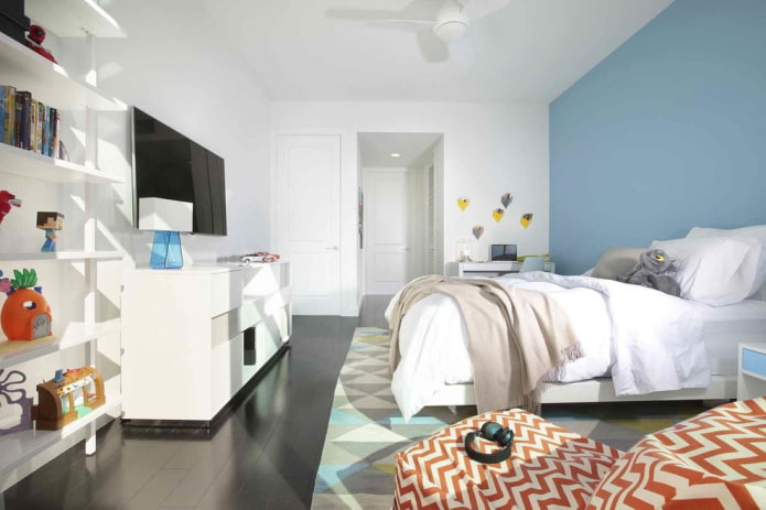 Televisor en el interior de un dormitorio infantil