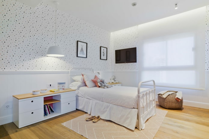 Televisor en el interior de un dormitorio infantil
