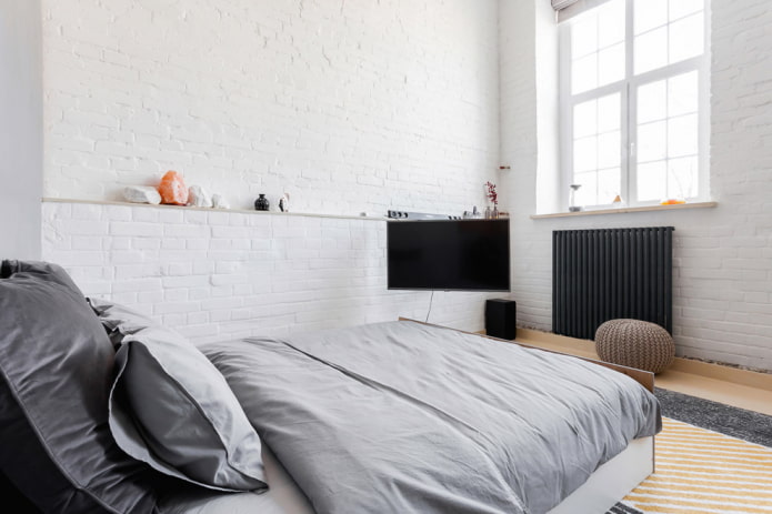 TV en el interior de un dormitorio estilo loft