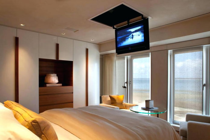 Televisor en el techo del dormitorio
