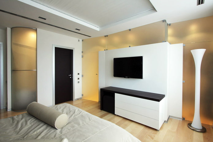 TV en el interior de un dormitorio estilo minimalista