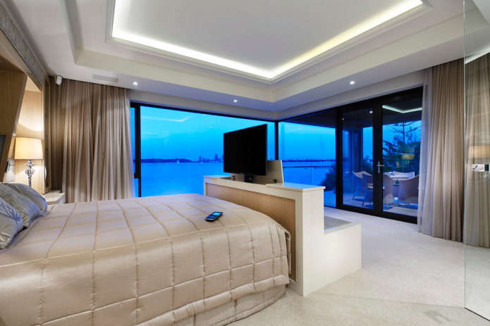 Televisor retráctil en el interior del dormitorio