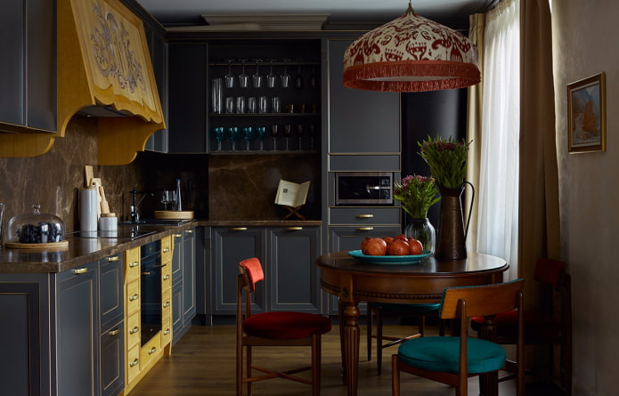 Cocina oscura con campana extractora de color