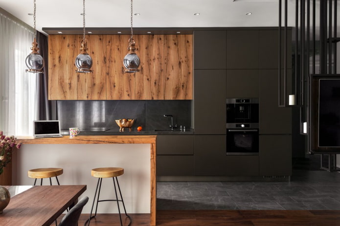 Cocina oscura con muebles de madera