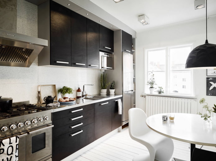 Cocina oscura de estilo escandinavo
