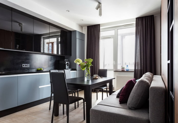 Cocina oscura con cortinas elegantes