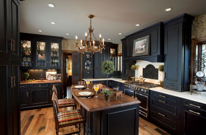Cocina oscura de estilo clásico