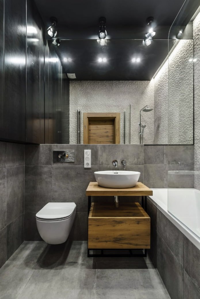 espejo grande en el baño
