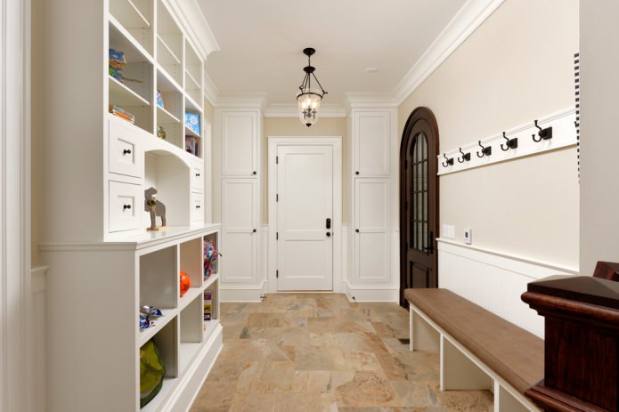 puerta marrón oscuro y muebles claros en el pasillo